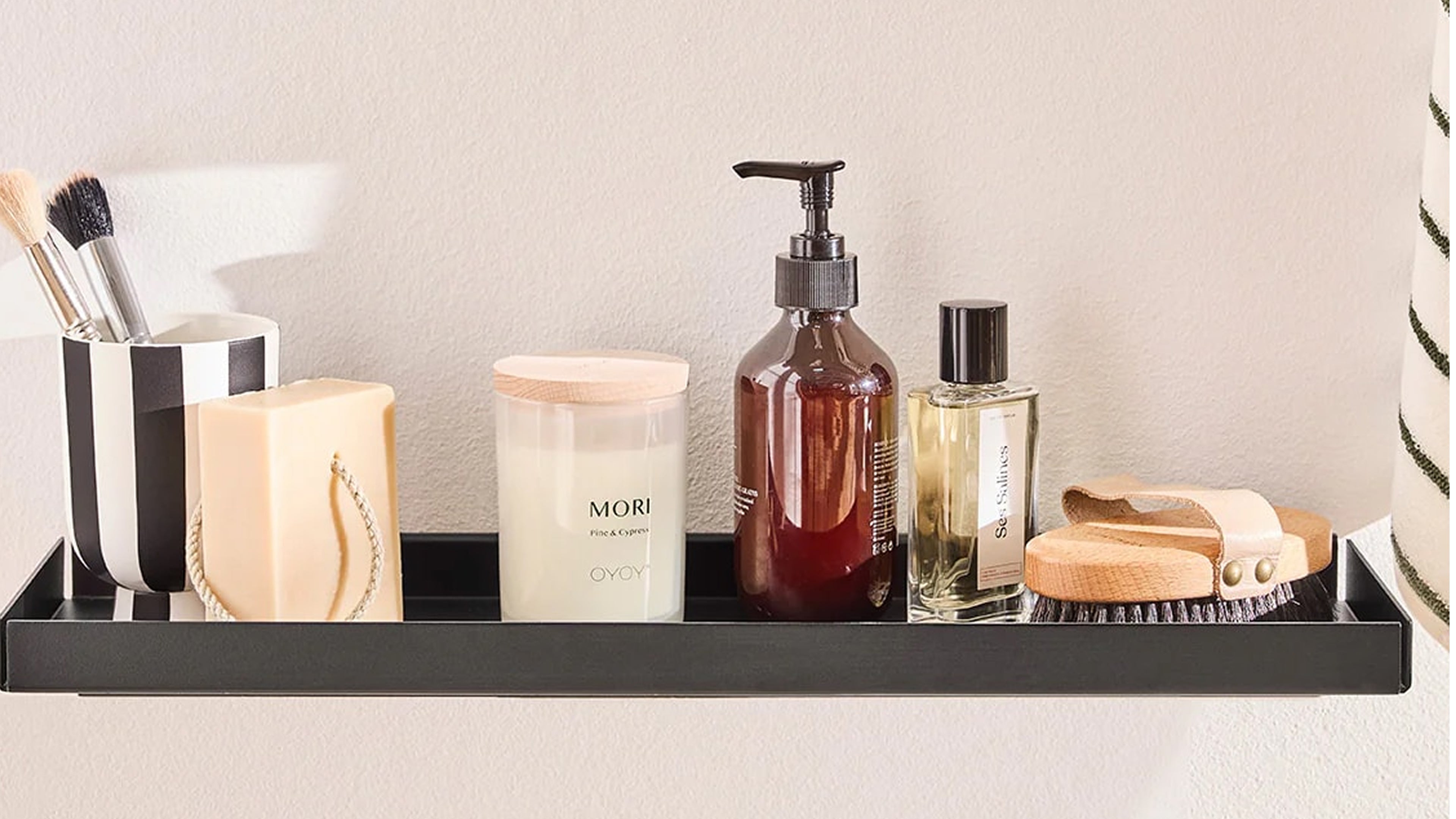 How to Organize a Minimal and Functional Bathroom Shelf